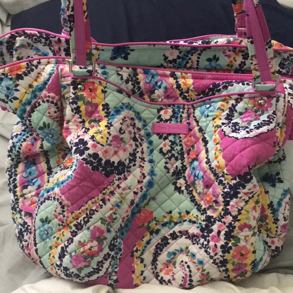 Beautiful like new Vera Bradley wildflower paisley